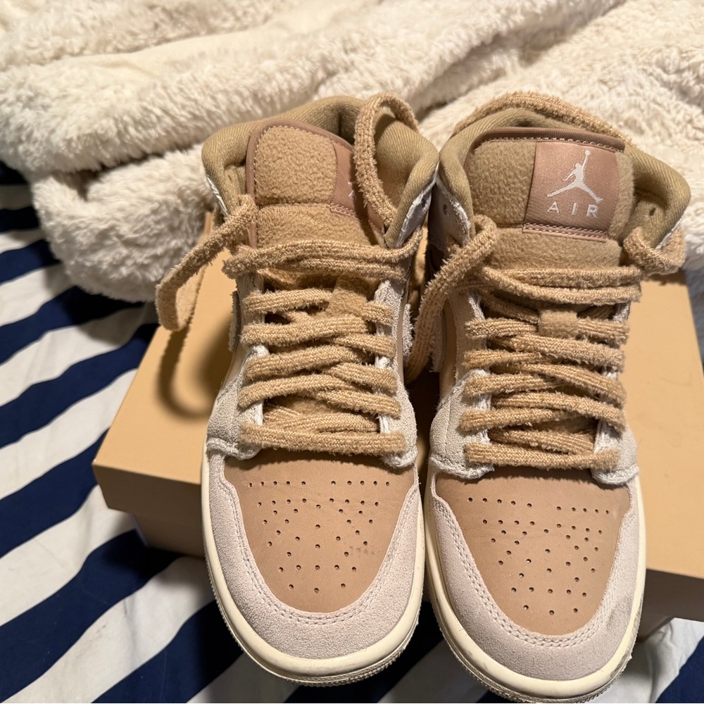 Nike Air Jordan 1 Mid Beige and Blush Suede Sneakers HEMP

Only worn it once - Picture 2 of 6